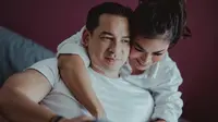 14 Tahun Menikah, Ini 6 Pemotretan Mesra Ari Wibowo dan Istri