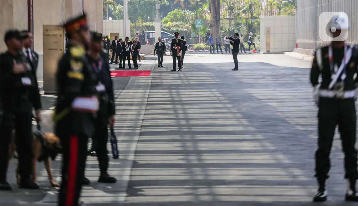 Pasukan pengamanan presiden dan anjing pelacak dikerahkan saat pembukaan KTT ASEAN ke-43 di Jakarta Convention Center, Senayan, Jakarta, Selasa (5/9/2023). (Liputan6.com/Faizal Fanani)