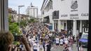 Masyarakat berdatangan untuk memberi penghormatan terakhir kepada Pele di Vila Belmiro Stadium. (AP Photo/Matias Delacroix)
