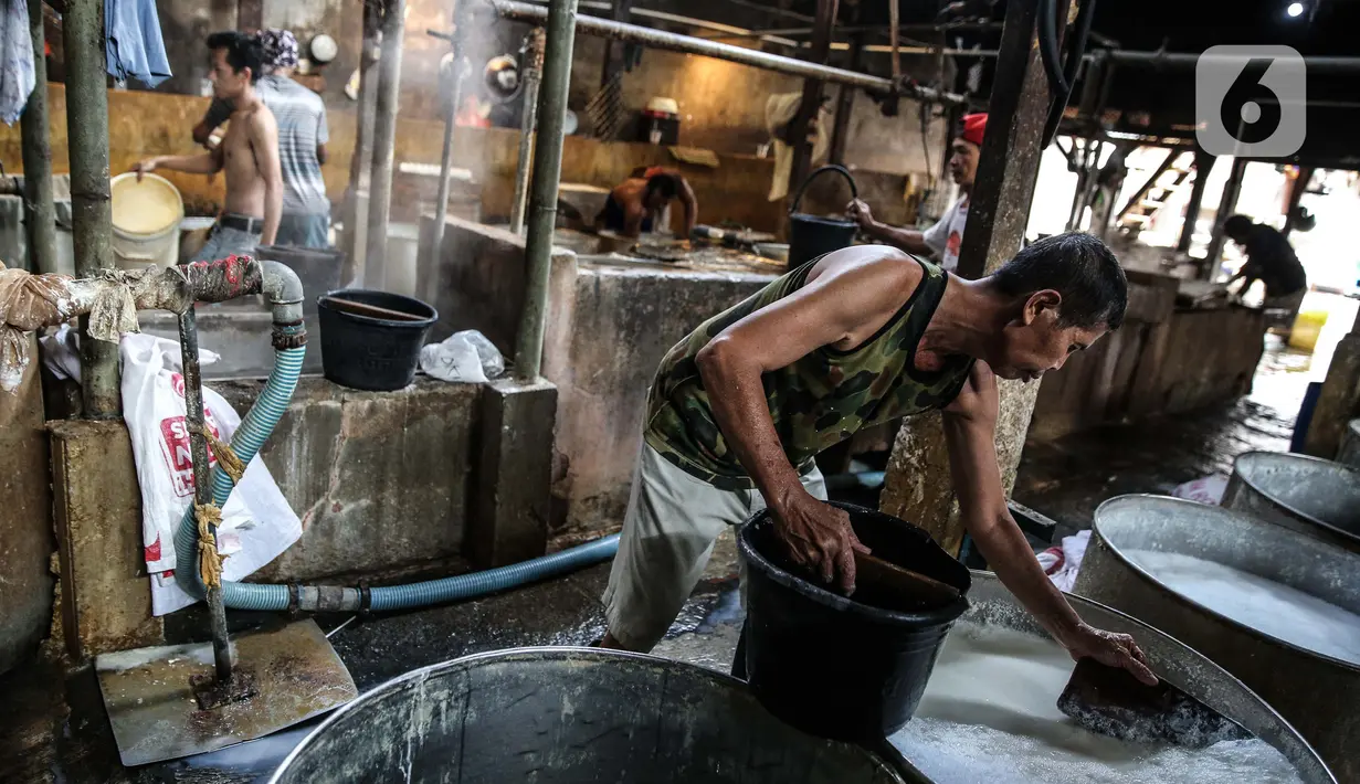 Pekerja beraktivitas di industri pembuatan tahu di Duren Tiga, Jakarta, Senin (3/8/2020). Pemerintah kembali meluncurkan program baru untuk membantu UMKM dalam melewati masa pandemi Covid-19, yaitu bantuan uang tunai dan kredit bunga rendah yang akan saling terintegrasi. (Liputan6.com/Faizal Fanani)