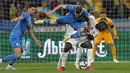 Penyerang timnas Prancis, Paul Pogba berebut bola dengan gelandang timnas Ukraina Viktor Tsygankov dalam laga Kualifikasi Piala Dunia 2022 zona Eropa di NSK Olimpiyskiy, Minggu (5/9/2021) dinihari WIB. Prancis bermain imbang 1-1 dengan tuan rumah, Ukraina. (AP Photo/Efrem Lukatsky)