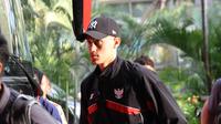Kapten Timnas Indonesia, Jay Idzes, tanpa ekspresi saat tiba di Hotel Fairmont, Jakarta pada Jumat (21/3/2025).