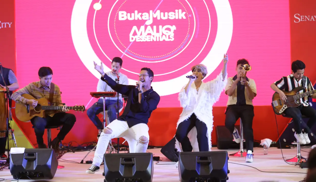 Maliq & D'essentials meriahkan acara Video Xperience yang digelar di Atrium Senayan City, Jakarta Pusat pada Minggu (22/9) malam. (Daniel Kampua/Fimela.com)