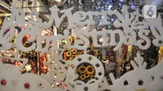 Pengunjung melihat pernak-pernik Natal di salah satu toko di Pasar Asemka, Jakarta, Kamis (9/12/2021). Meski masih berada di masa pandemi Covid-19, penjualan pernak-pernik Natal di Pasar Asemka mengalami peningkatan. (merdeka.com/Iqbal S Nugroho)