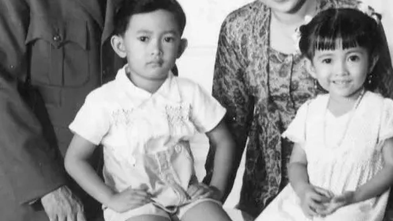 Potret lawas seorang gadis kecil berponi bersama orangtuanya beredar di media sosial. <br>