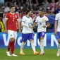 Para pemain Prancis merayakan gol ke gawang Austria yang ditentukan oleh aksi gol bunuh diri Maximilian Wober dalam laga Grup E Euro 2024, Selasa (18/6/2024) dini hari WIB. (AP Photo/Alessandra Tarantino)