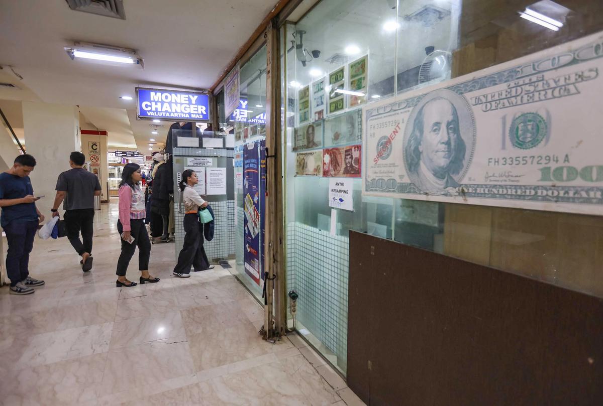 FOTO: BI Akan Memperketat Pembelian Dolar AS di Tengah Tekanan Rupiah