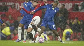 Bek Chelsea Wesley Fofana berebut bola dengan gelandang Manchester United Bruno Fernandes dalam laga Liga Inggris di Stadion Old Trafford, Manchester, Inggris, Sabtu, 20 September 2025. (AP Photo/Dave Thompson)