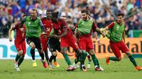 Eder merayakan gol bersama rekan setimnya saat final Piala Eropa 2016 antara Portugal dan Prancis di Stade de France, Senin (11/7). Gol semata wayang Eder menjadi penentu kemenangan Portugal. (REUTERS)