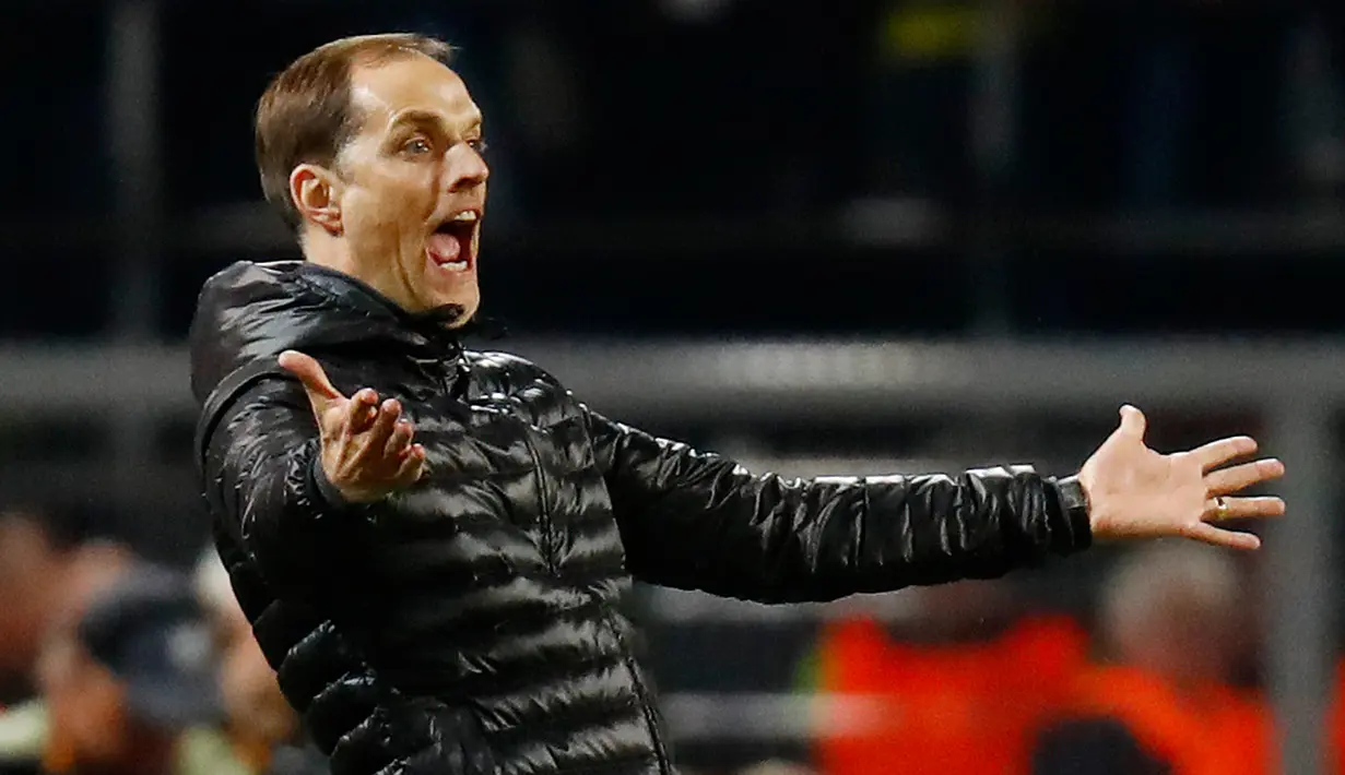 Borussia Dortmund, Thomas Tuchel mengintruksikan para pemainnya saat Liverpool pada leg pertama Liga Europa di Stadion Signal Iduna Park, Jerman (8/4). Dortmund bermain imbang dengan Liverpool dengan skor 1-1. (Reuters/Kai Pfaffenbach)