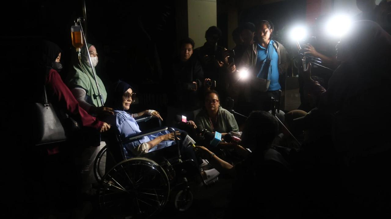 FOTO:  Berkursi Roda, Dokter Detektif Penuhi Panggilan Polres Jakarta Selatan