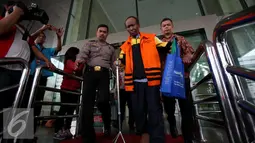 Sugiharto diperiksa KPK sebagai tersangka terkait kasus korupsi pengadaan paket penerapan e-KTP secara nasional tahun 2011-2012 yang diduga merugikan negara hingga Rp2 triliun, Jakarta, Jum'at (21/10). (Liputan6.com/Helmi Afandi)