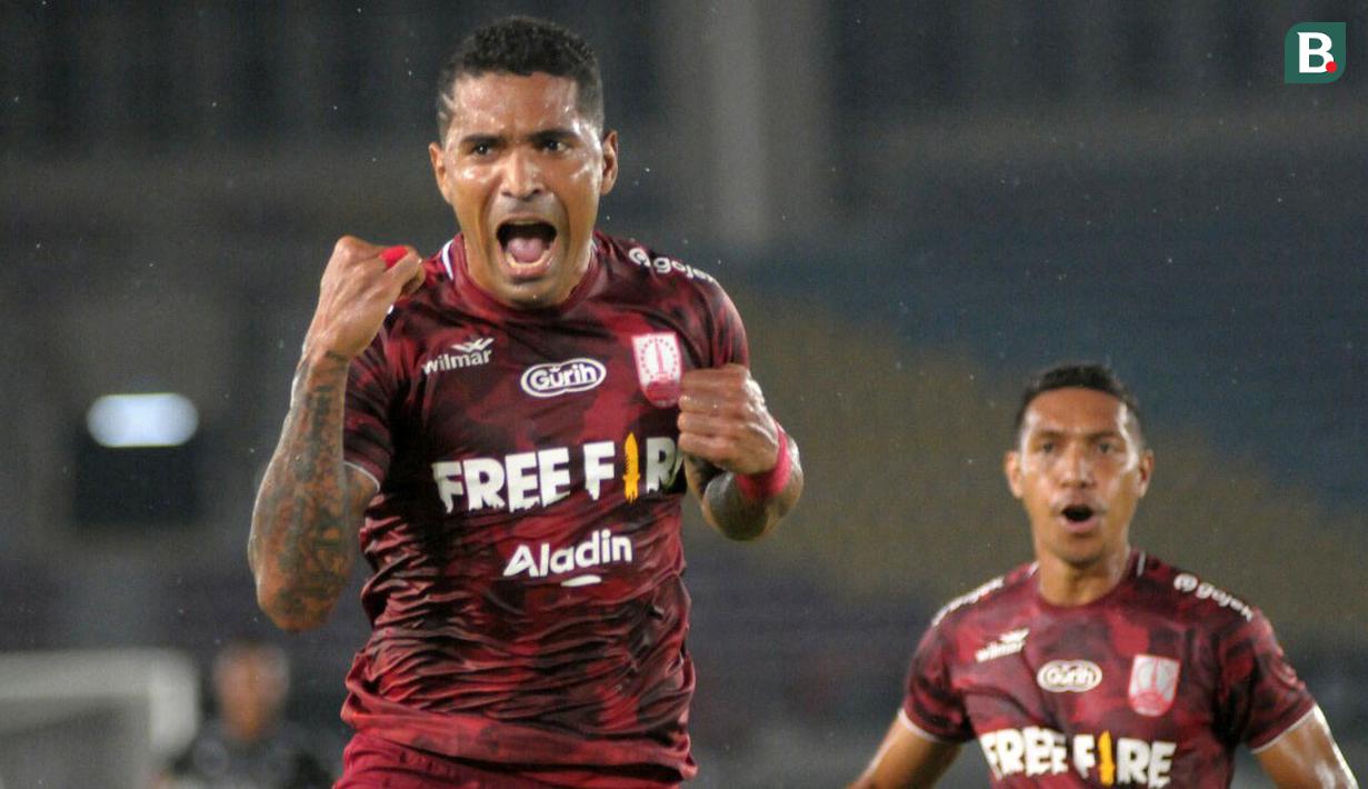 Penyerang Persis, Alberto Goncalves merayakan gol pertama timnya saat laga pembuka Liga 2 2021/2022 antara Persis Solo melawan PSG Pati di Stadion Manahan, Solo, Minggu (26/09/2021) malam WIB. Persis Solo menang 2-0. (Bola.com/Vincentius Atmaja)