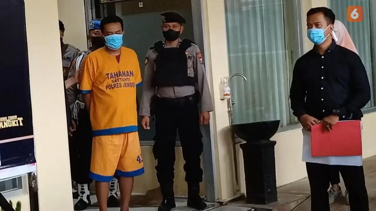 Nurhasan saat digiring ke tahanan Mapolres Jember. (Hermawan Arifianto/Liputan6.com)
