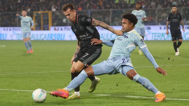 Weston McKennie dari Juventus (kanan) berebut bola dengan Alessio Zerbin dari Cremonese