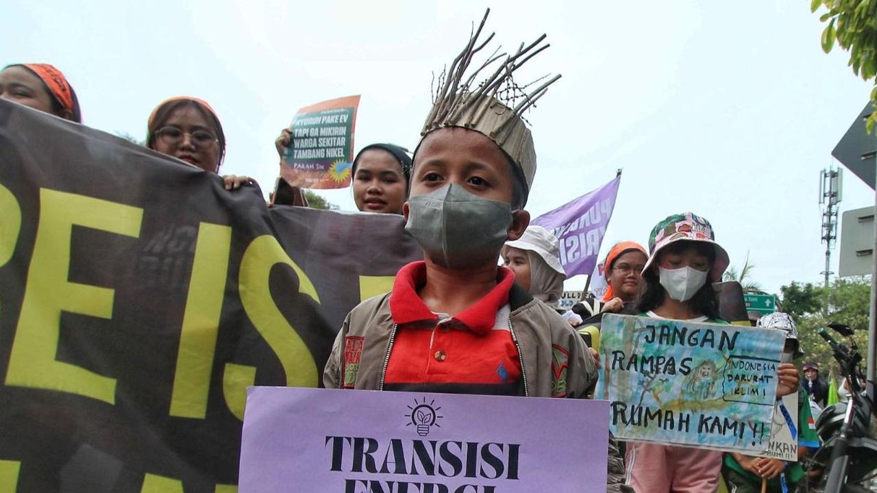 Peserta dari berbagai kalangan orang dewasa hingan anak-anak mengikuti aksi pawai Global Climate Strike yang digelar di kawasan Taman Menteng, Jakarta, Minggu (17/9/2023).