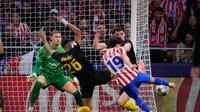 Julian Alvarez mencetak gol dalam laga Liga Champions antara Atletico Madrid vs Union Saint-Gilloise, Rabu (5/11/2025). (AP Photo/Manu Fernandez)