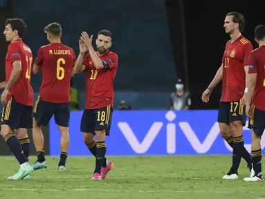 Reaksi pemain Spanyol usai pertandingan grup E Euro 2020 melawan Polandia di stadion La Cartuja di Seville, Spanyol, Sabtu (19/6/2021). Spanyol bermain imbang dengan Polandia dengan skor 1-1. (Lluis Gene/Pool via AP)