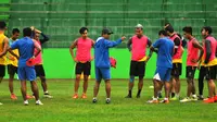 Joko Susilo terlihat memberikan instruksi layaknya pelatih kepala dalam sesi latihan Arema, Senin (9/5/2016) sore di Stadion Gajayana, Malang. (Bola.com/Iwan Setiawan)