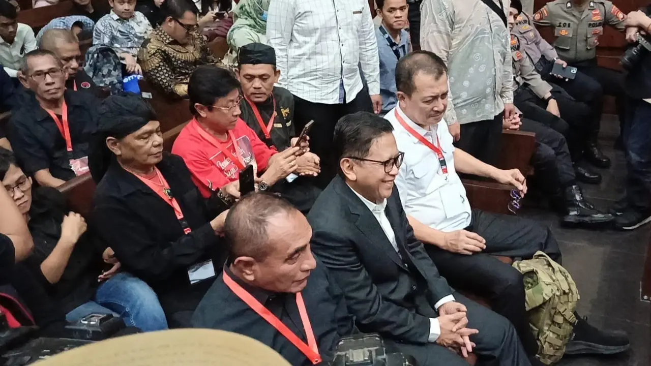 Mantan Gubernur Sumatera Utara Edy Rahmayadi dan mantan Wakapolri Komjen (Purn) Oegroseno hadiri sidang lanjutan perkara dugaan suap dengan terdakwanya Sekjen PDIP Hasto Kristiyanto di Pengadilan Tipikor Jakarta.
