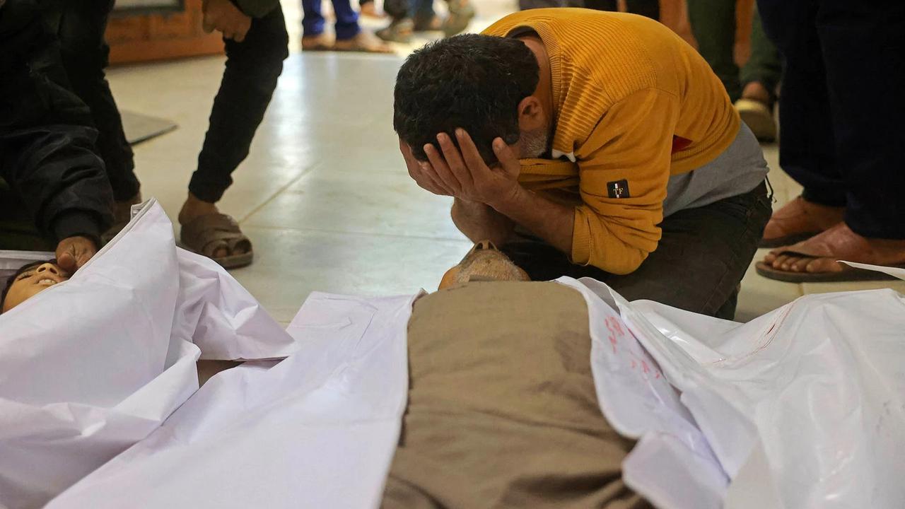 FOTO: Tangis Keluarga Iringi 25 Warga Sipil Tewas di Jalur Gaza