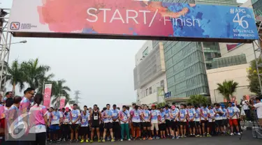 Para peserta lari bertema Run & Walk in harmony bersiap melakukan start di kawasan Senayan City, Jakarta, Minggu (27/09/2015). Sebanyak 3500 peserta mengikuti dan berpartipasi dalam Run & Walk in harmony sejauh 5 km. (Liputan6.com/Herman Zakharia)