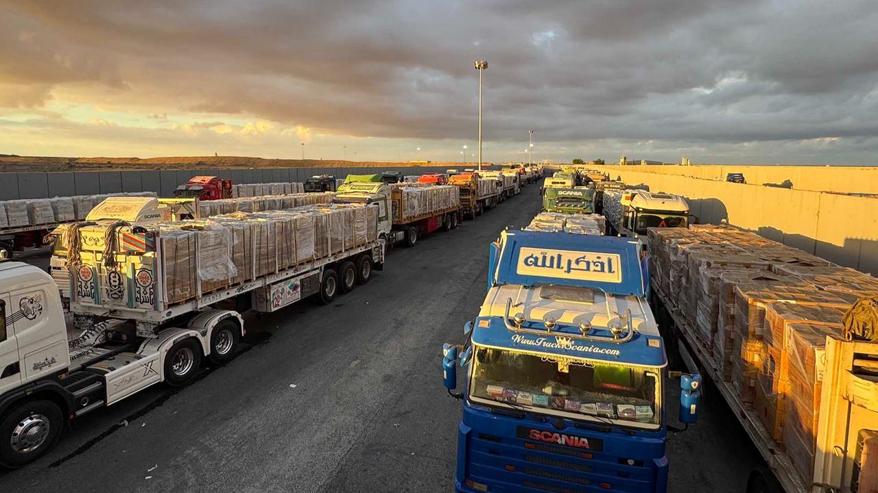 FOTO: Truk-Truk Bantuan Kemanusiaan  Mengular di Rafah, Harapan Gencatan Senjata Segera Terwujud