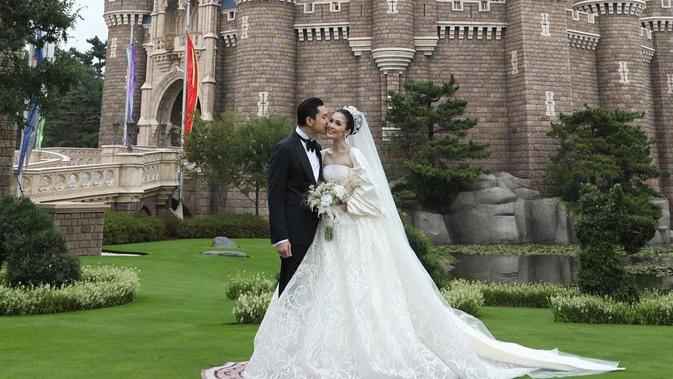 Sandra Dewi dan Harvey Moeis menikah di Disneyland, Tokyo [foto: instagram]