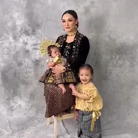 Bersama dua buah hatinya, pedangdut yang akrab disapa Neng Gotik itu tampil kompak mengenakan busana adat. @cantikawannadewi.