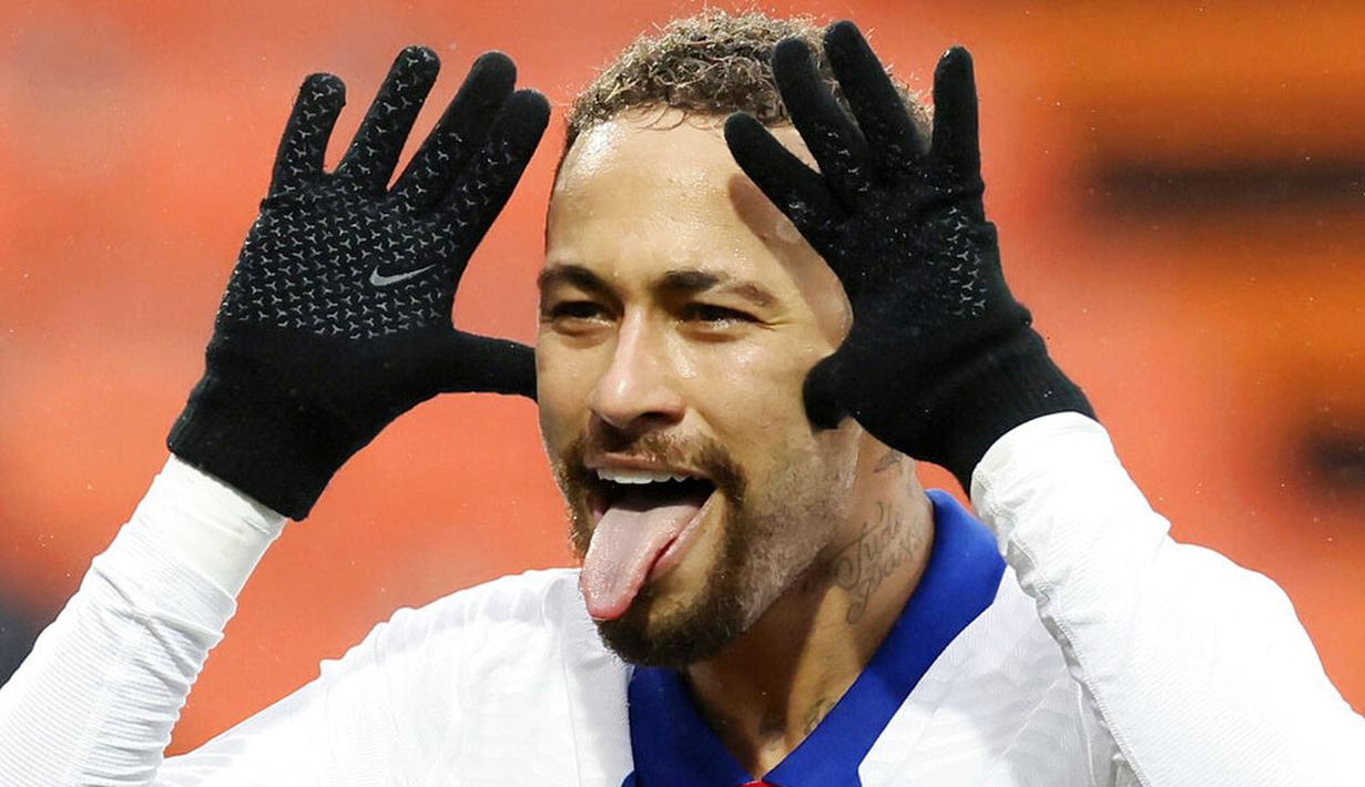 Striker Paris Saint-Germain (PSG), Neymar, melakukan selebrasi usai mencetak gol ke gawang Lorient pada laga Liga Prancis di Stadion Moustoir, Minggu (31/1/2021). PSG takluk dengan skor 3-2. (AP/David Vincent)
