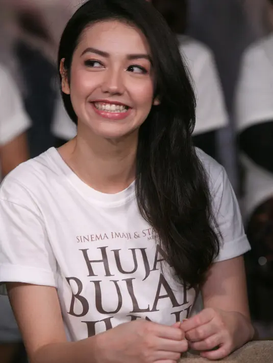 Artis cantik Velove Vexia dipercaya menjadi pemeran utama dalam film Hujan Bulan Juni. Ia berperan sebagai Pingkan, seorang dosen muda jurusan Sastra Jepang. Bukan peran Pingkan yang membuatnya sulit, tapi mendalami puisinya. (Nurwahyunan/Bintang.com)
