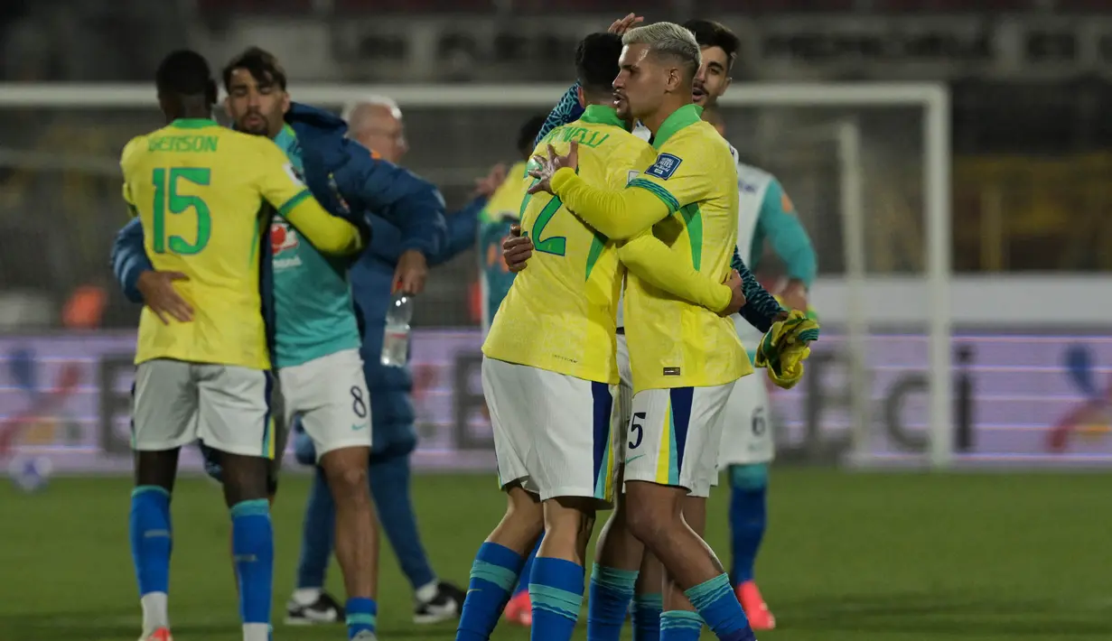 Para pemain Brasil merayakan kemenangan pada Kualifikasi Piala Dunia FIFA 2026 zona Amerika Selatan melawan Chili dan Brasil, di stadion Nasional, Santiago, pada Kamis 10 Oktober 2024 atau Jumat(11/10/2024) pagi WIB. (Rodrigo ARANGUA/AFP)