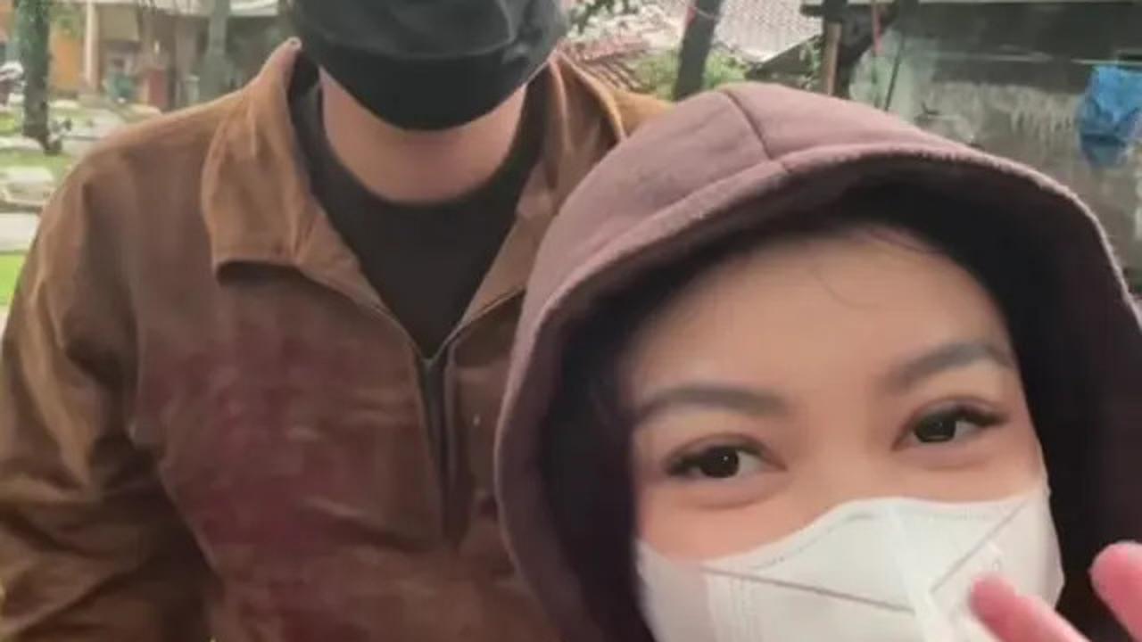 7 Potret Regina Phoenix Ajak Okin ke Makam Ibu, Jadi Orang Pertama Bukan dari Keluarga