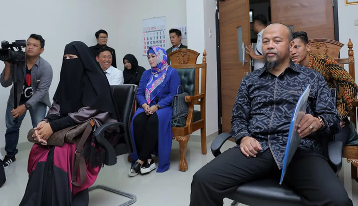 "Memperlambat tidak ada. Ini tidak hadir pun agendanya tetap sama, penentuan hakim mediasi. Jadi tidak ada namanya memperlambat," ucapnya. (Deki Prayoga/Bintang.com)