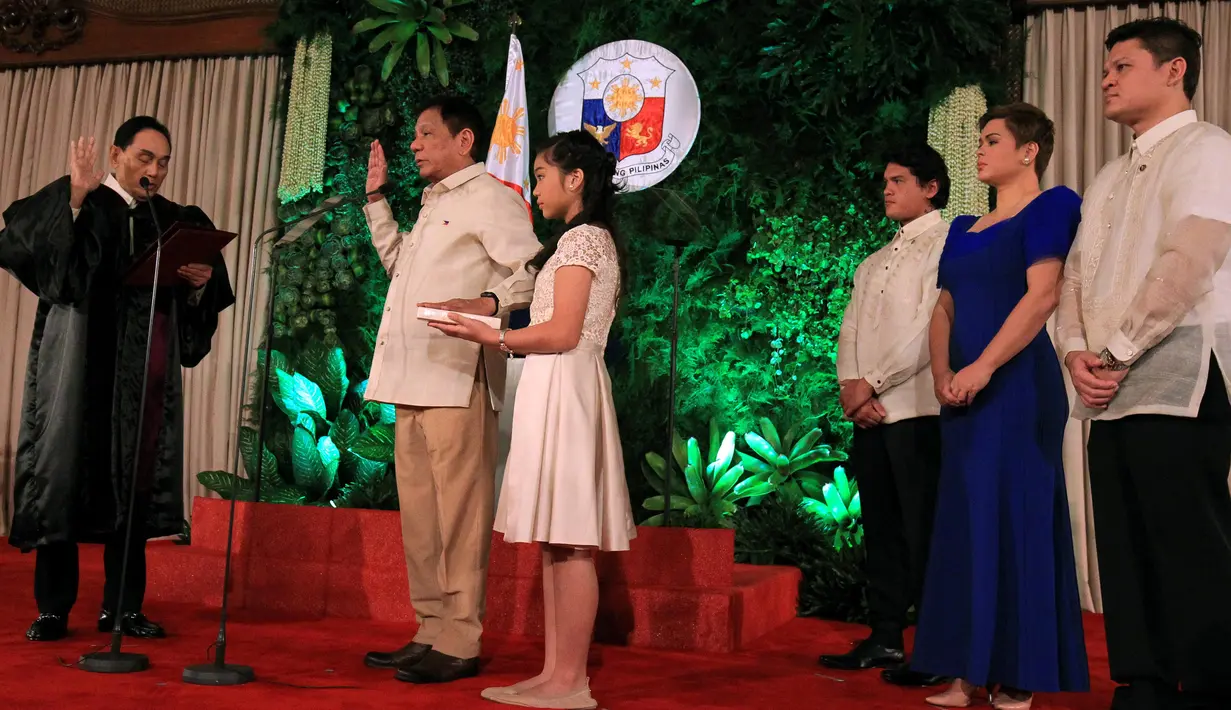 Rodrigo 'Digong' Duterte saat bersumpah di depan pendeta di Istana Malacanang, Manila, Filipina, Kamis (30/6). Rodrigo meraih 14 juta suara atau enam juta lebih banyak dari saingan terdekatnya, Manuel Roxas. (REUTERS/Erik De Castro)