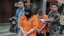 Tersangka kasus sindikat kejahatan properti dihadirkan saat rilis di Jakarta, Jumat (9/8/2019). Subdit 2 Harda Ditreskrimum Polda Metro Jaya menangkap tiga tersangka dalam kasus ini. (Liputan6.com/Faizal Fanani)
