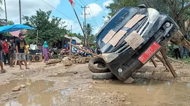 Demonstrasi menuntut perbaikan jalan rusak di Kabupaten Muna, sekelompok emak-emak mengangkat mobil dinas milik pemda kabupaten lain hingga nyaris terbalik.(Dok Warga)