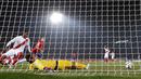Gol pertama Cile yang di cetak Eduardo Vargas. (AP Photo/Andre Penner)