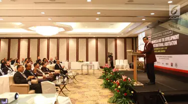 Menteri Hukum dan HAM Yassona Laoly memberi sambutan saat pembukaan seminar bertajuk "Indonesia and The Development of International Arbitration" di Jakarta, Selasa (28/11). (Liputan6.com/Angga Yuniar)