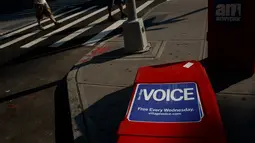 Sebuah kotak surat kabar Village Voice tergeletak di pinggir jalan di Manhattan, AS (22/8). Mereka akan beralih ke online demi menjangkau lebih banyak pembaca. (Drew Angerer/Getty Images/AFP)