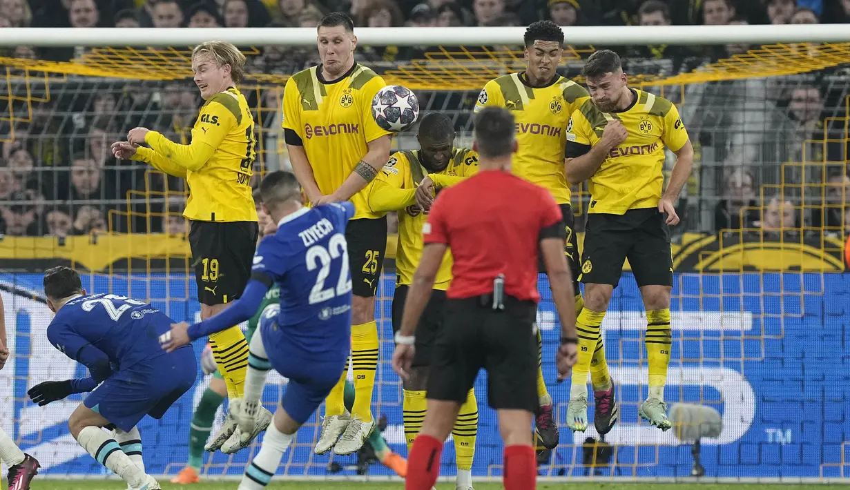 Penyerang Chelsea, Hakim Ziyech melakukan tendangan bebas ke arah gawang Borussia Dortmund selama pertandingan leg pertama babak 16 besar Liga Champions di Signal Iduna Park, Jeramn, Kamis (16/2/2023). Dortmund menang atas Chelsea dengan skor tipis 1-0. (AP Photo/Martin Meissner)
