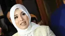 "Dia enggak memaksa, dia gak mau buat aku tertekan juga, karena berhijab itu sebuah tanggung jawab, dia (suami) selalu ingetin kalau berhijab harus tanggung jawab, mudah-mudahan kamu bisa berhijab," ucap Tya Ariestya. (Deki Prayoga/Bintang.com)