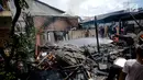 Suasana gudang kosmetik yang ludes terbakar Jalan Bandengan 1 No 56, RT 04/12, Kelurahan Pekojan, Kecamatan Tambora, Jakarta Barat, Senin (4/12). Kebakaran tersebut juga menghanguskan lima rumah disekitar gudang tersebut. (Liputan6.com/Faizal Fanani)