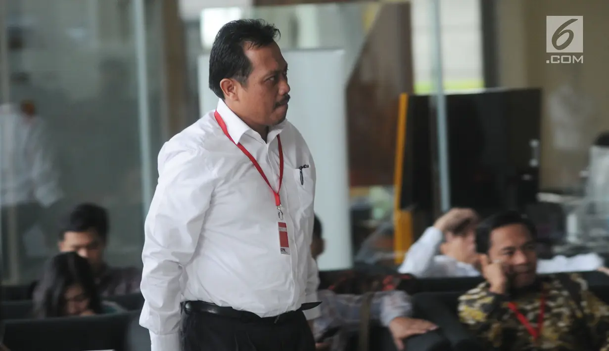 Kepala Divisi Batubara PLN, Harlen memenuhi panggilan penyidik KPK untuk pemeriksaan di Jakarta, Rabu (28/11). Harlen diperiksa sebagai saksi kasus dugaan suap proyek PLTU Riau-1 untuk tersangka mantan Menteri Sosial Idrus Marham (Merdeka.com/Dwi Narwoko)