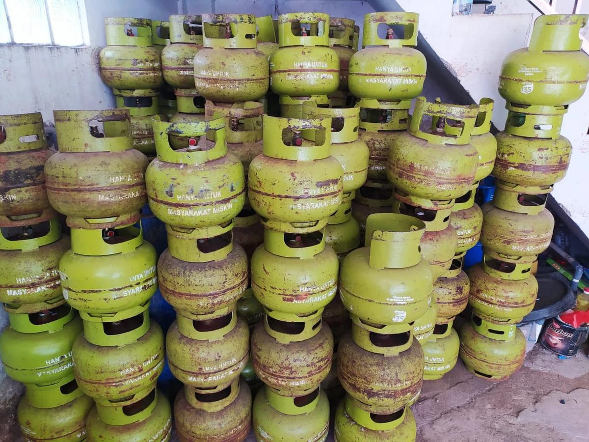 Nampak tumpukan gas LPG 3 kg di salah satu pangkalan gas di Garut, Jawa Barat. Pertamina memastikan pasokan gas bersubsidi cukup tersedia selama ramadan berlangsung tahun ini.