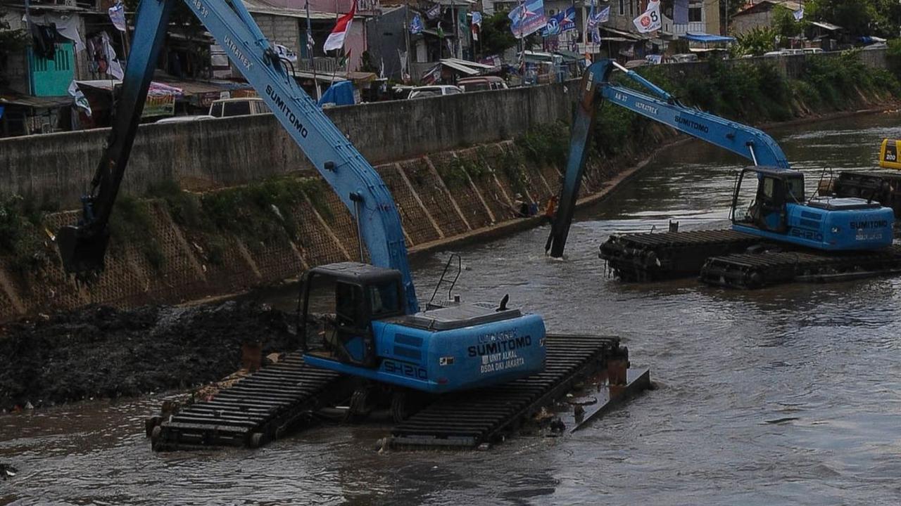 FOTO: Antisipasi Banjir di Musim Hujan, Pengerukan Lumpur di Kali Ciliwung Terus Dikebut