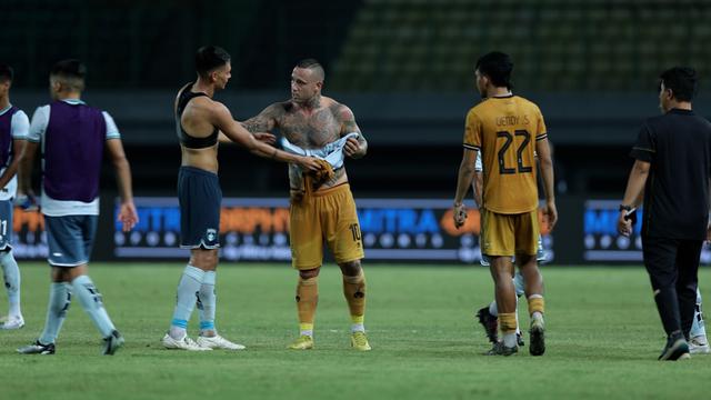 Liga 1 - Momen Christian Rontini Bertukar Jersey dengan Radja Nainggolan