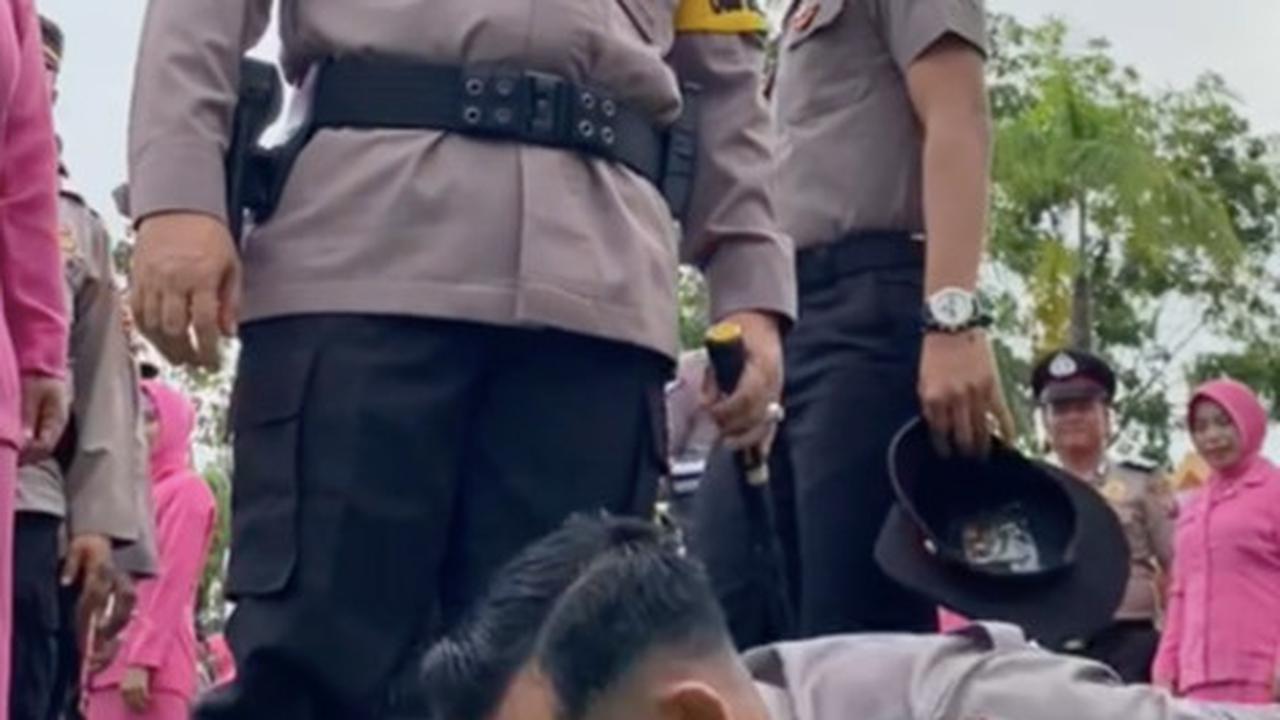 ⁠2 Bintara Polri Dihukum Komandan Gara-Gara Naik Pangkat Belum Didampingi Bhayangkari 'Jangan Kumis Saja Ditebalin