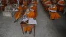 Sejumlah Biksu Buddha memakai masker untuk membantu melindungi diri dari virus corona, mengikuti tes bahasa Pali liturgi di Wat Molilokayaram di Bangkok, Thailand, Kamis (20/1/2022). (AP Photo/Sakchai Lalit)