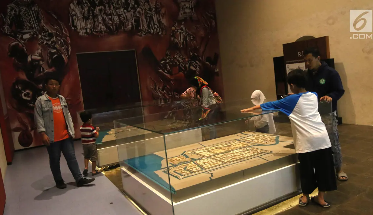 Pengunjung melihat diorama yang ada di Museum Fatahillah dan Museum Wayang, Kota Tua, Jakarta, Selasa (26/6). Pemprov DKI menggratiskan biaya masuk sejumlah museum pada hari ini. (Liputan6.com/Arya Manggala)